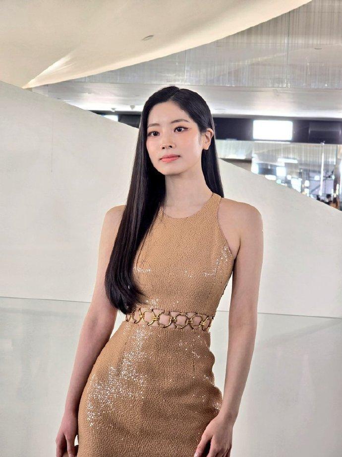 韩国女星多贤身高162,站在好莱坞女艺人旁边 twice多贤在纽约时装周