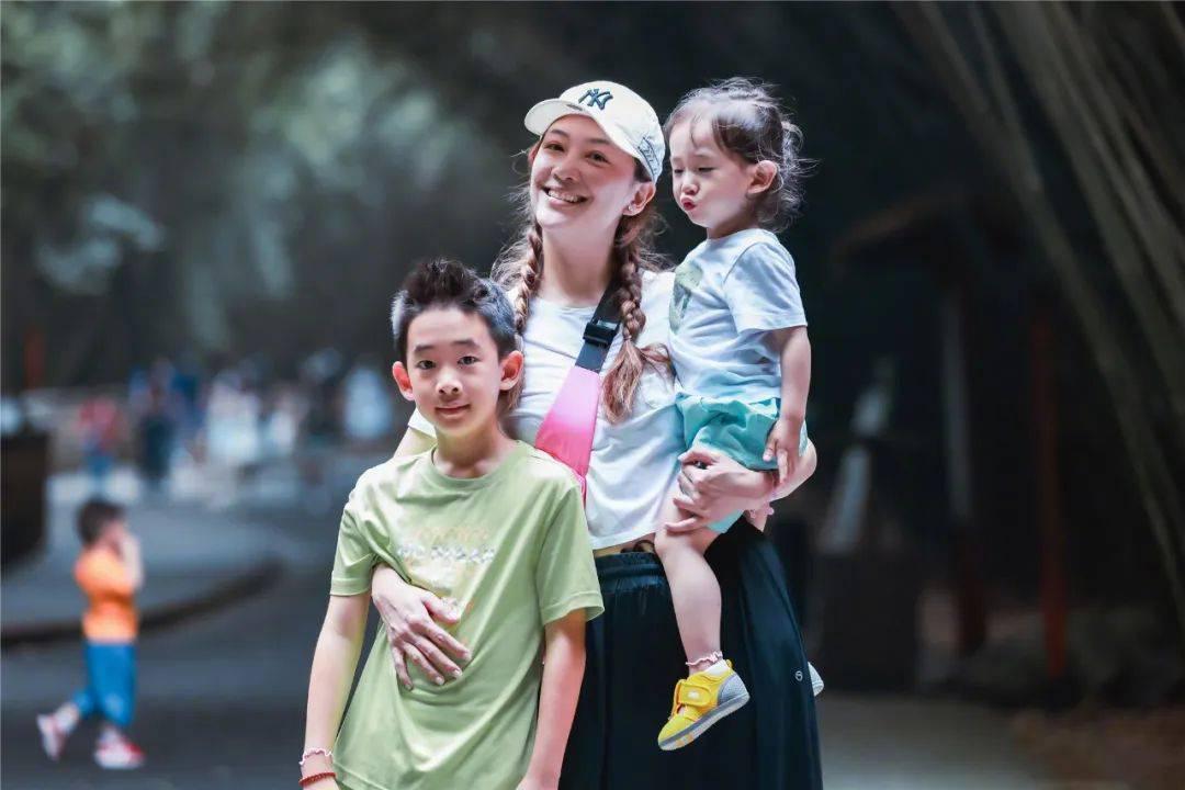 应采儿晒全家福:jasper身高猛窜,家庭温暖尽显 早前,应采儿在社交平台