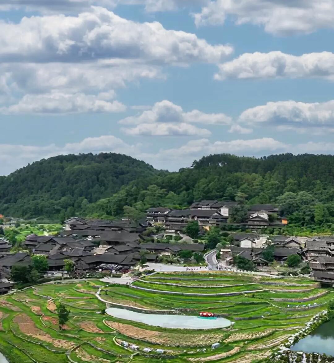 乌江寨:探寻苗族文化的神秘之旅 乌江寨位于贵州省凯里市雷山县,是