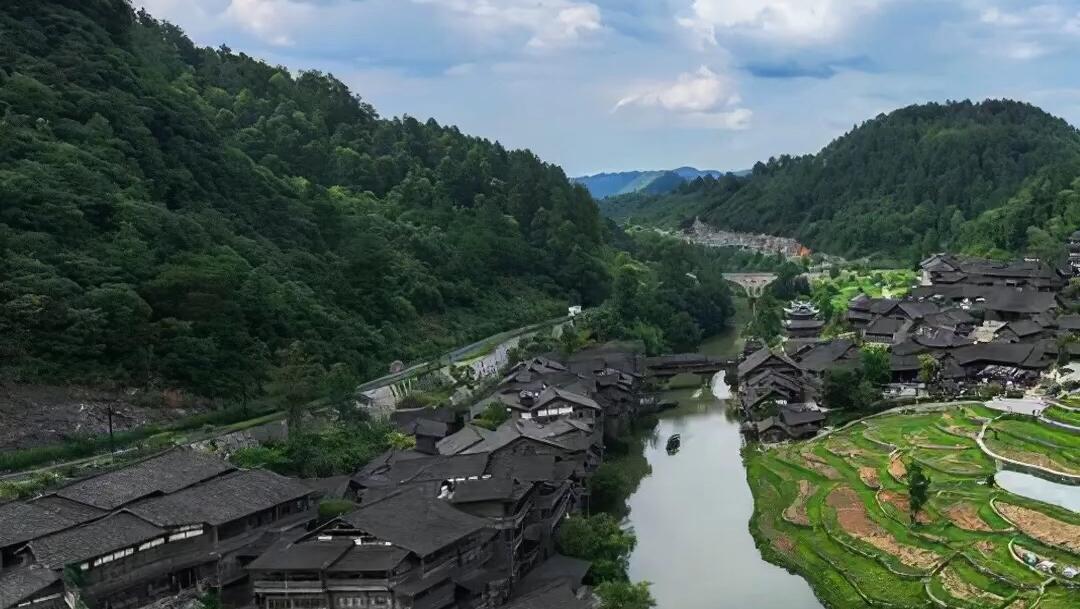 乌江寨:探寻苗族文化的神秘之旅 乌江寨位于贵州省凯里市雷山县,是