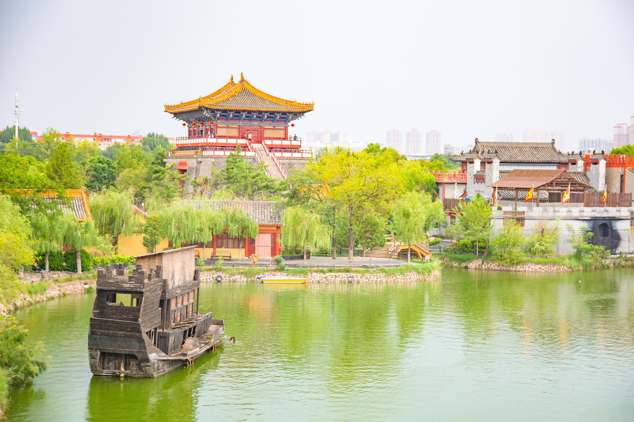 这里有许多著名的旅游景点,其中郑州黄河风景区,洛阳嵩山少林寺,洛阳