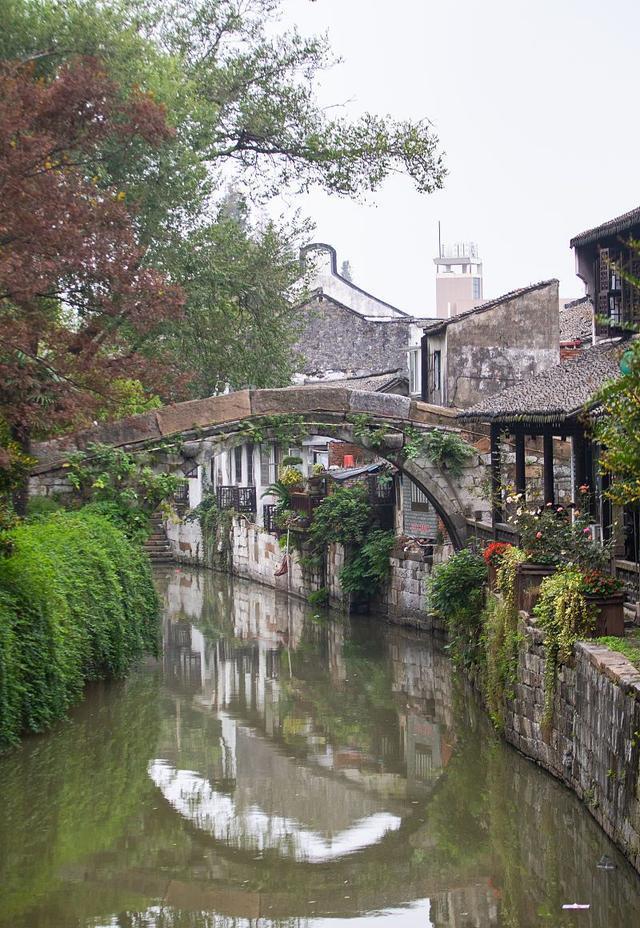 位于上海市金山区,枫泾古镇拥有完整保存的古城风貌和淳朴的民风.