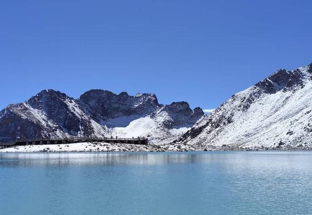 四川达古冰川:令人心醉的自然奇观 位于阿坝州黑水县泸化市三达古村的