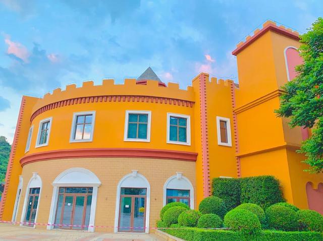 文谷庄园是一座耗资巨大的神秘庄园,位于深圳市龙岗区布吉街,占地面积