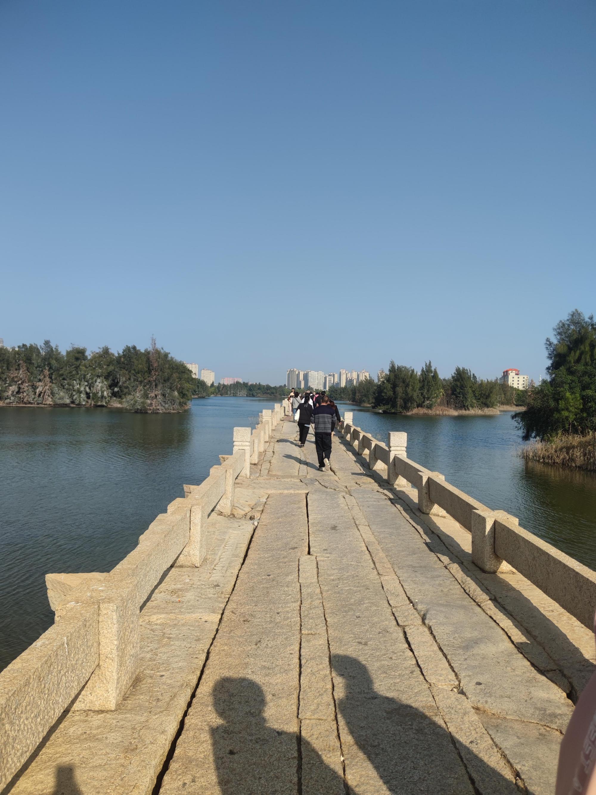 五里桥,又名安平桥,坐落在福建泉州的安海镇与南安水头镇之间的海湾上