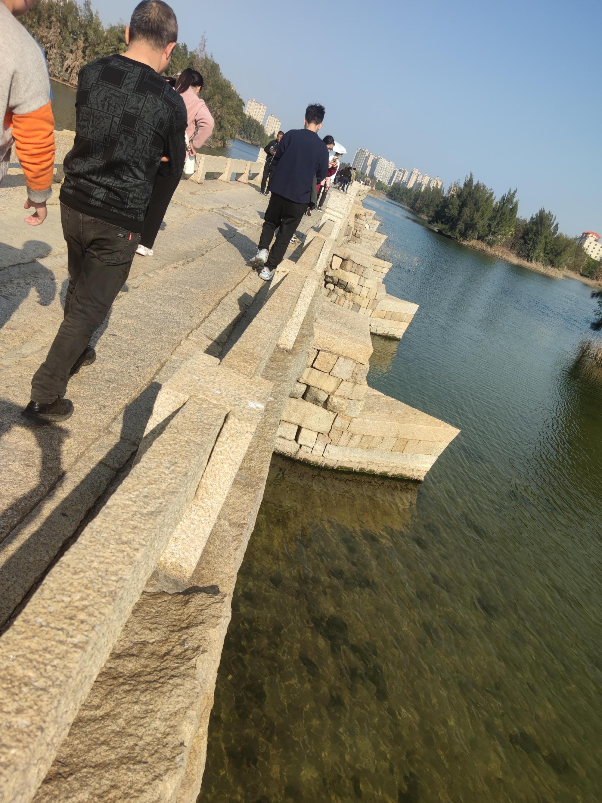 五里桥,又名安平桥,坐落在福建泉州的安海镇与南安水头镇之间的海湾上