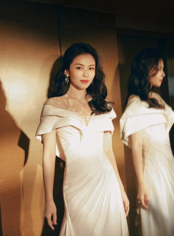 刘涛2024百花盛放白裙优雅 刘涛以她的独特魅力和优雅风采征服了时尚