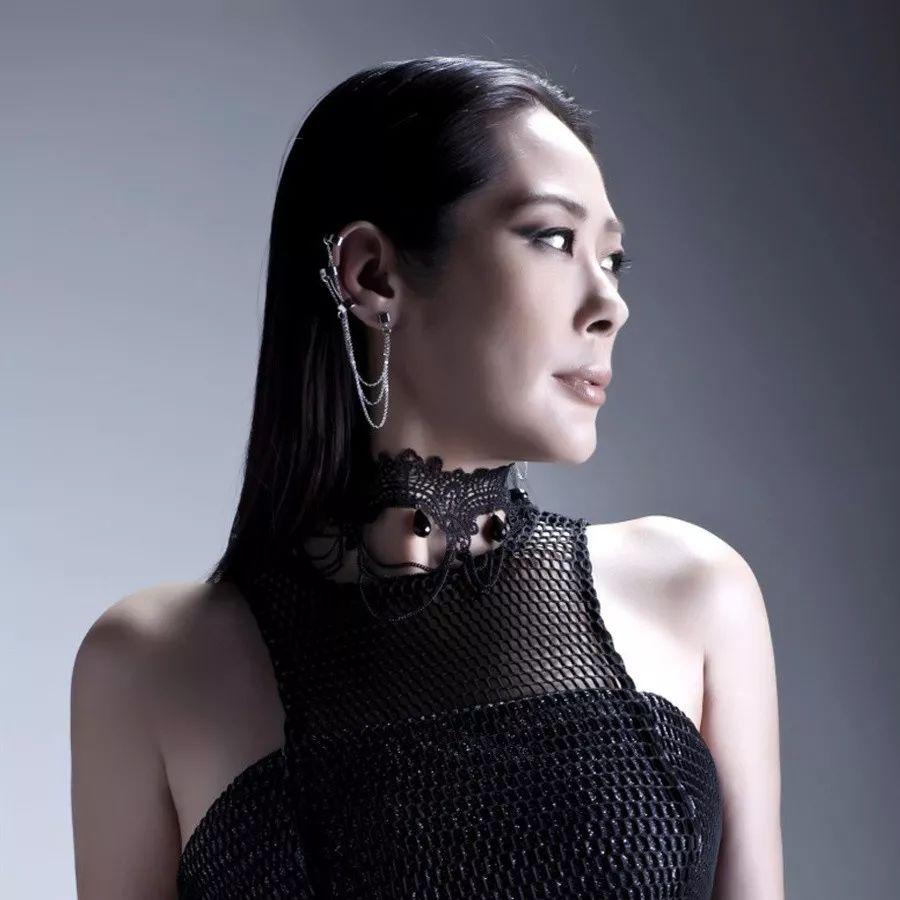 关淑怡:同名不同命的天后 关淑怡是一位独具音乐魅力的女歌手,曾经在