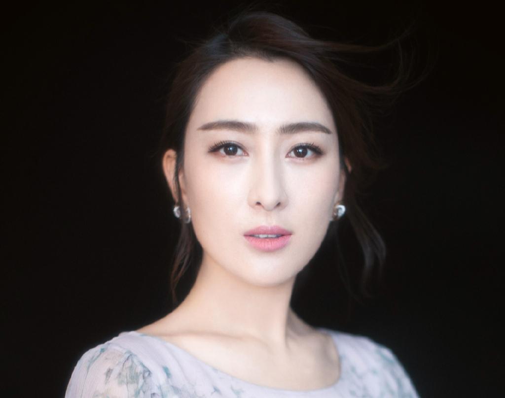 马苏素颜亮相活动,真实美颜引爆粉丝惊喜 马苏在一次公开活动中选择以