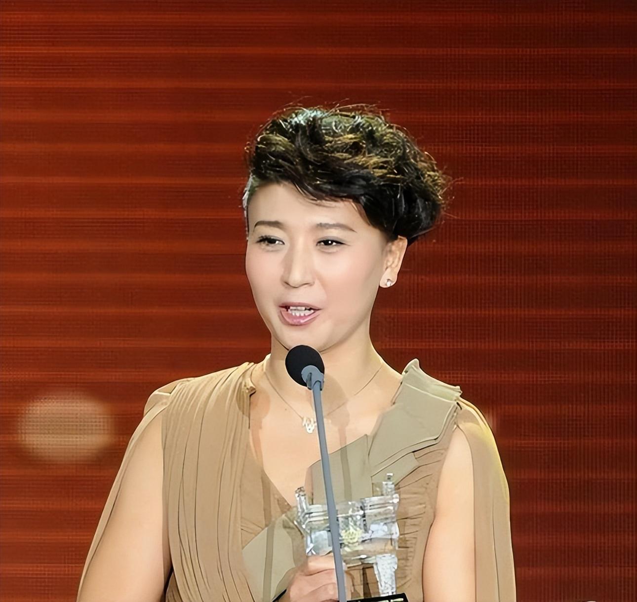 闫学晶:演艺生涯与家庭生活的双重挑战 闫学晶,这个名字在演艺界如雷