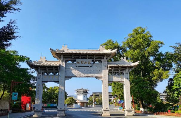 国恩寺:千年神秘,岭南第一圣域 国恩寺,位于广东省云浮市新兴县,是