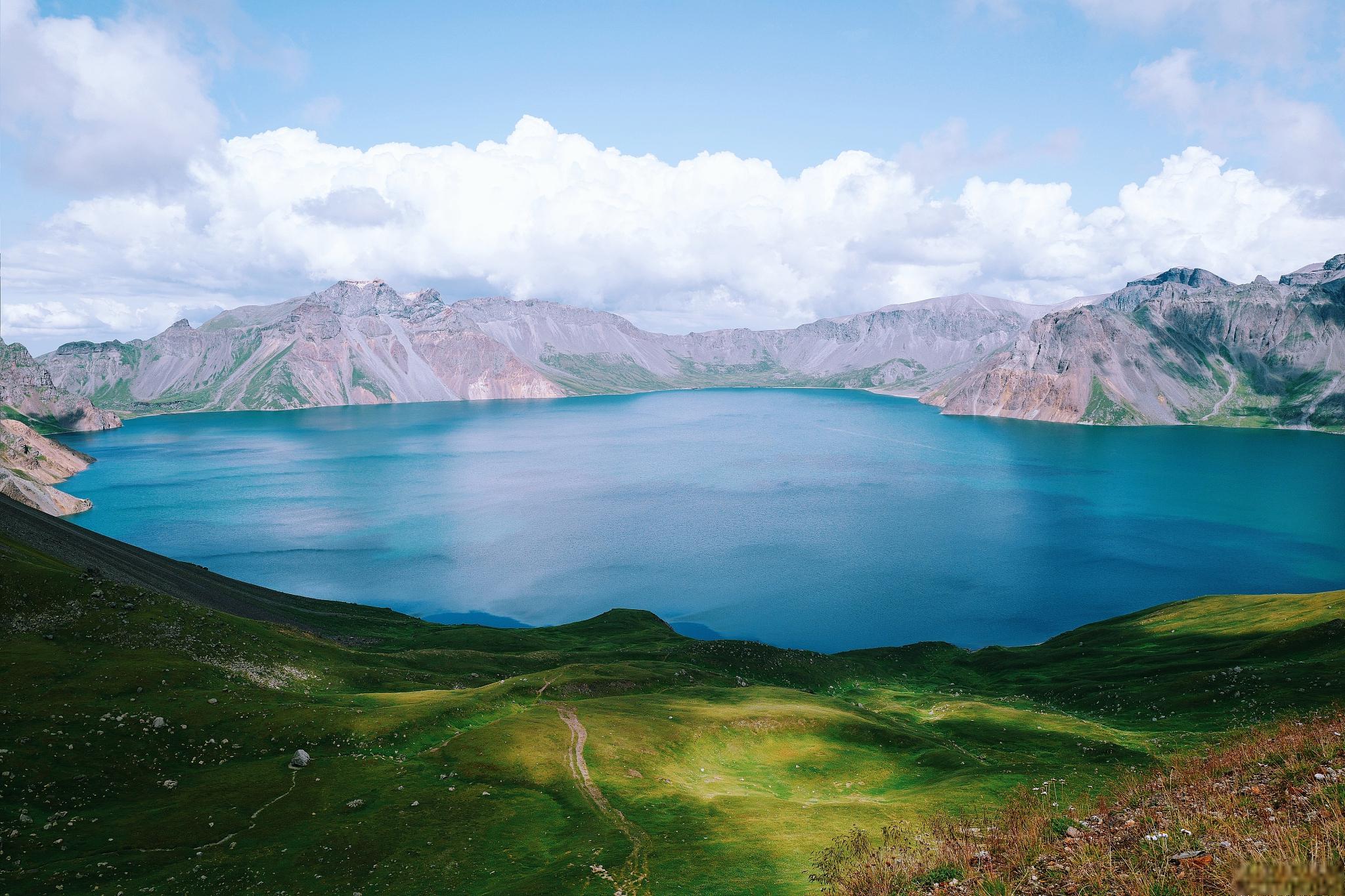 长白山:四季美景与温泉之源,自然与人文的瑰宝 长白山,那座位于吉林省