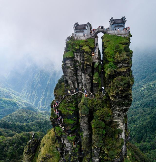 梵净山:传奇之地 梵净山是一座充满传奇色彩的山峰,它集秀丽风景,精美