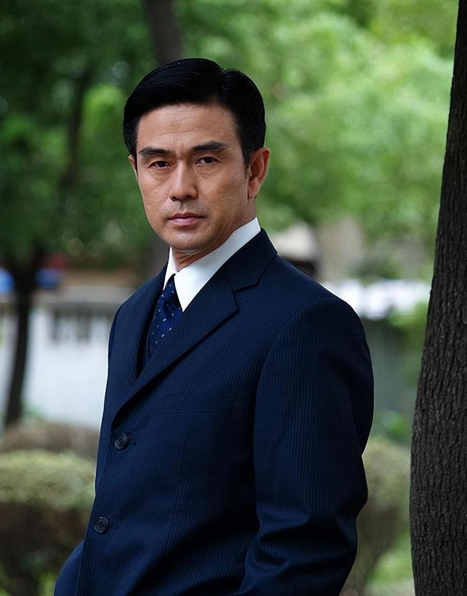 老戏骨白凡:低调背后的卓越人生 白凡,这位在荧幕上留下无数经典角色