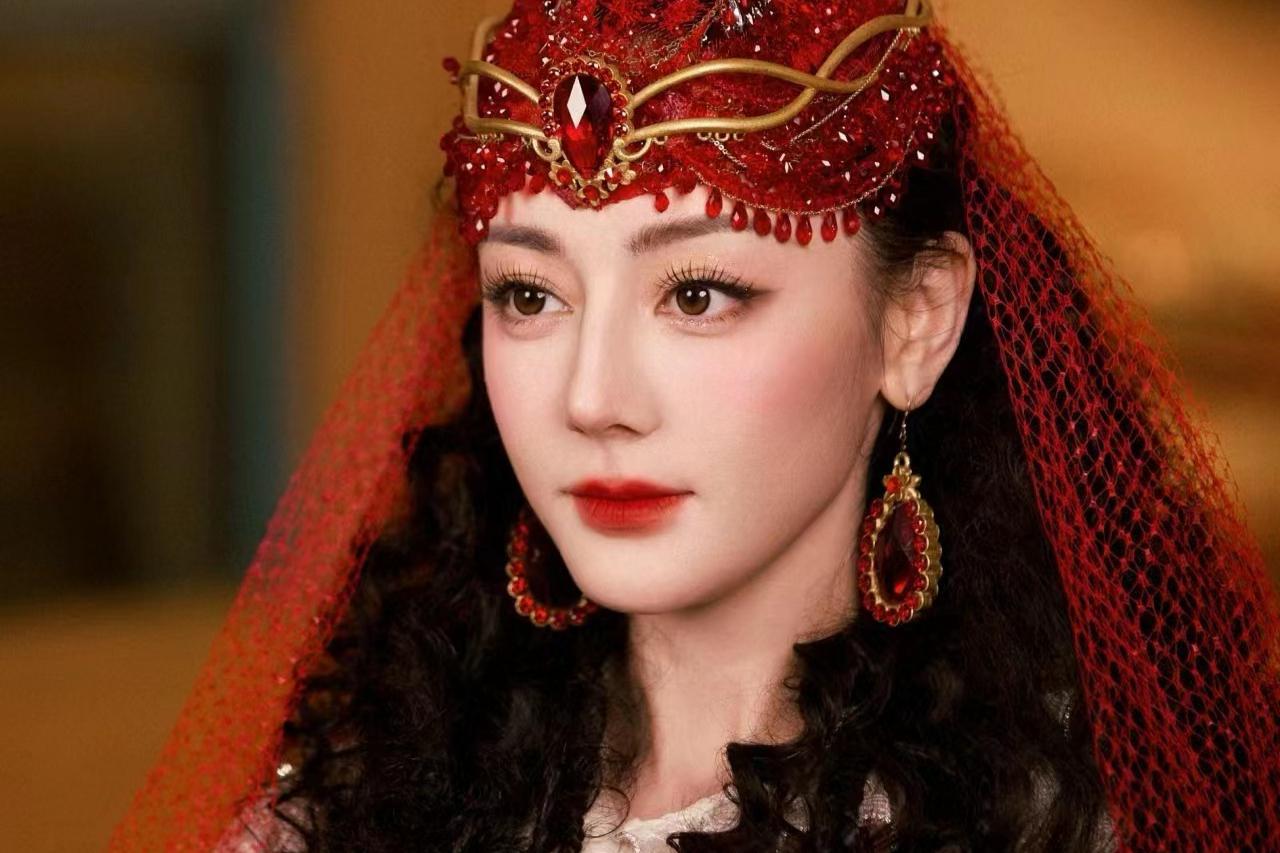 迪丽热巴春晚红裙舞:石榴花般热烈绽放 迪丽热巴身着一袭特别定制的
