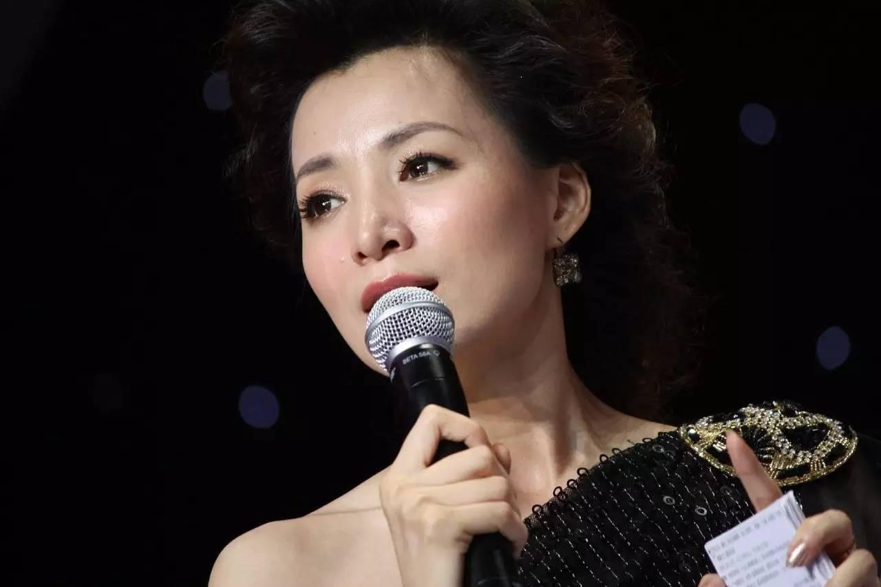 董卿:从巅峰坠落的国民女神 在2020年,一则震惊的消息在网络上广泛