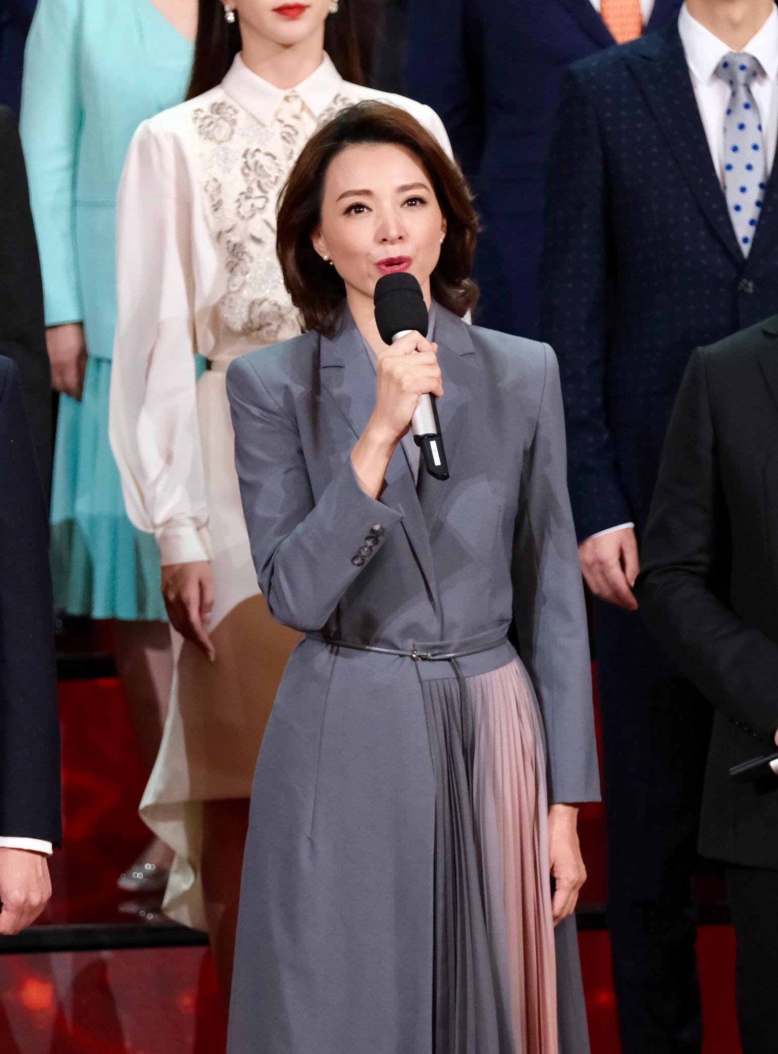 董卿引领中年女性时尚新潮流:纯色大衣与高跟鞋的完美搭配 董卿作为