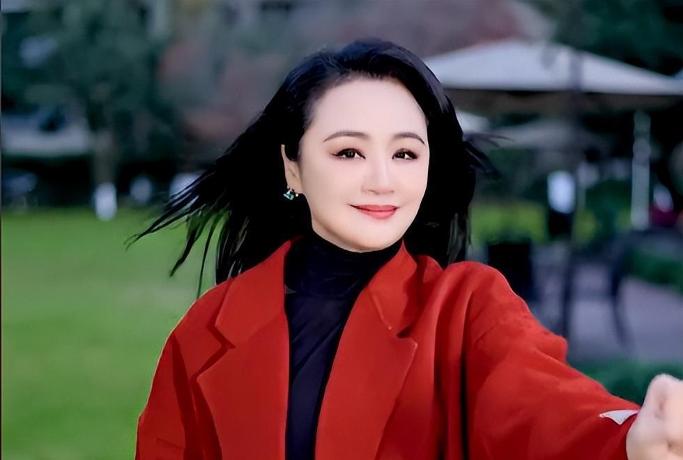 从化妆师到央视主持人,再到直播带货女王:曹颖的传奇人生 曹颖,这个