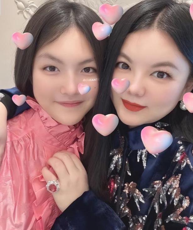 李湘与王诗龄新年合照引发热议,母女二人魅力四溢 2月11日,李湘在社交