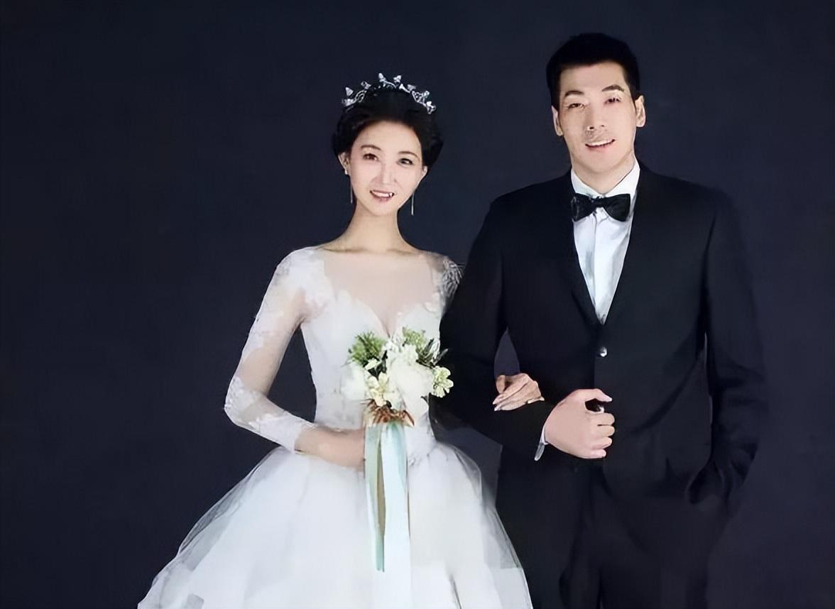 任骏飞任骏威晒一家十口全家福!