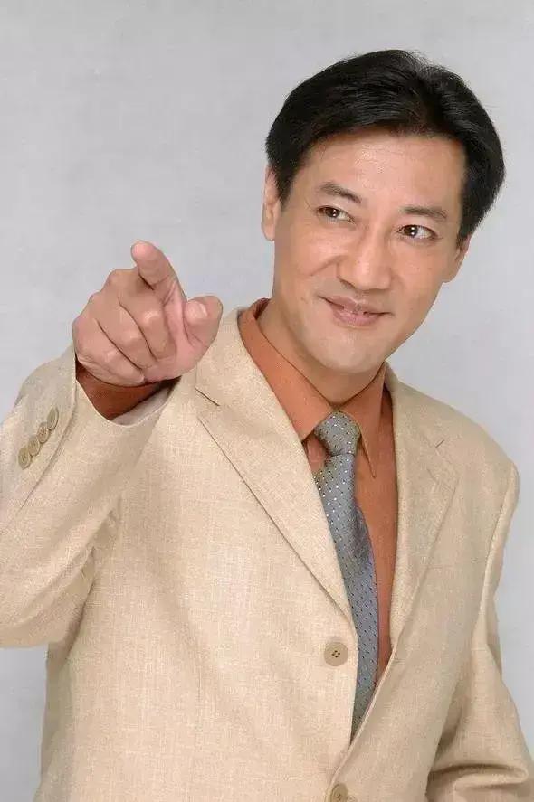 英壮:从北大理工男到娱乐圈演员的华丽转身 英壮从小就展现出了学习的