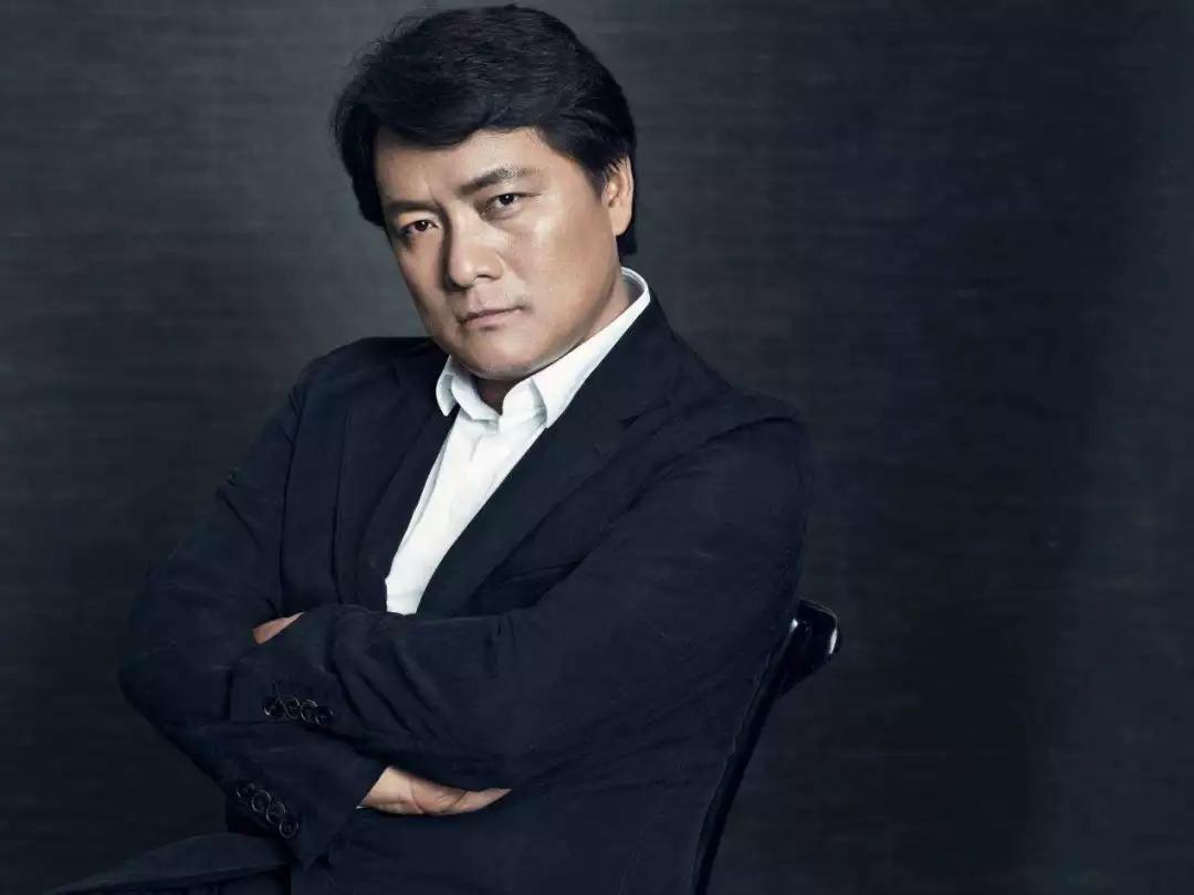 巨兴茂:从"第一丑星"到亿万导演的逆袭人生 巨兴茂,一个长相平凡的