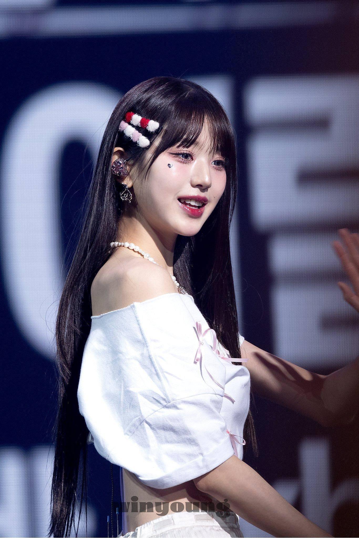 20岁韩国女星张元英:签售会上咳嗽的优雅公主 之前,20岁的韩国女星ive