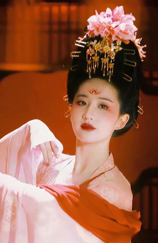 春晚唐妆美人:刘诗诗,杨紫,刘亦菲的魅力对决 在春晚舞台上,刘诗诗