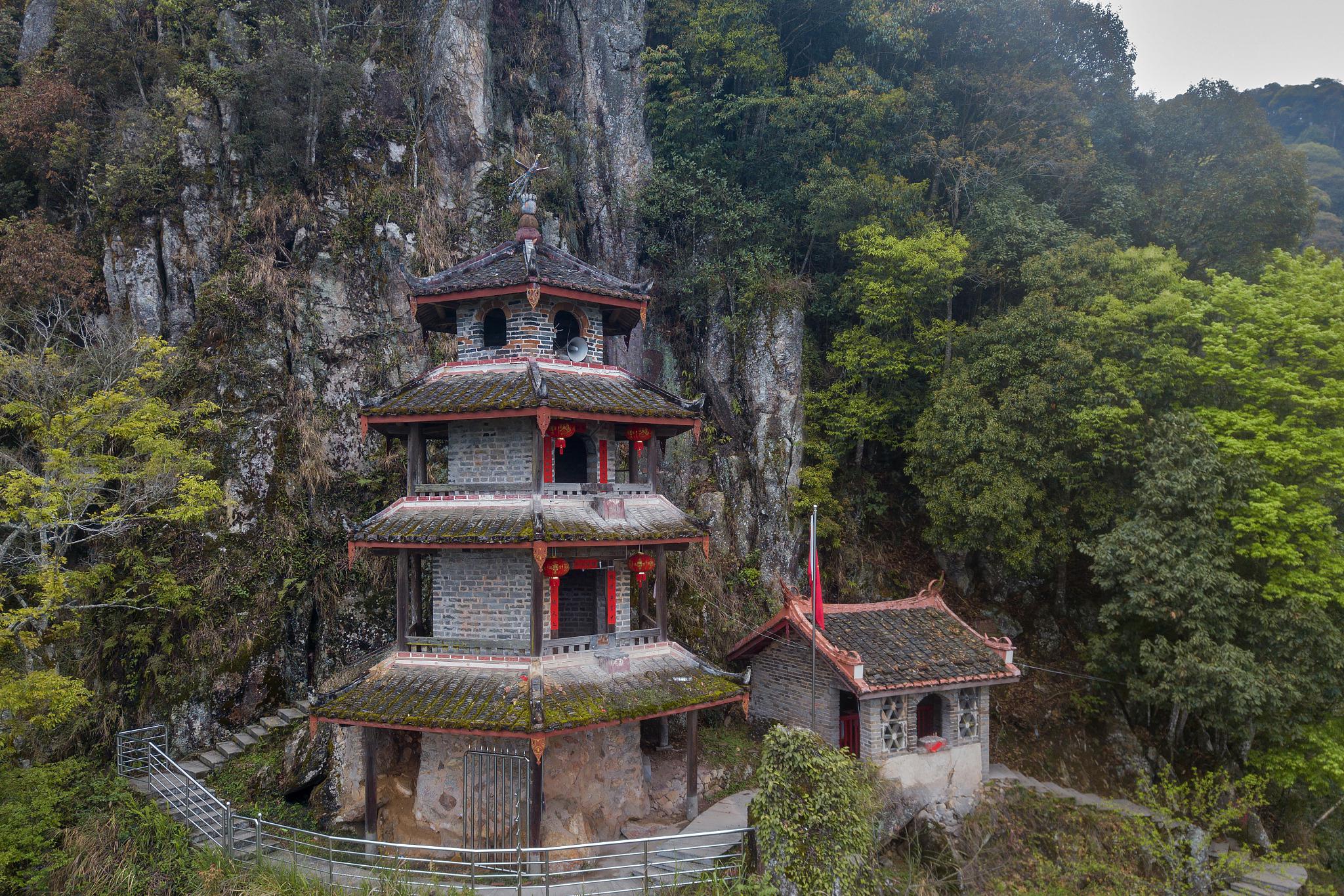 灵岩山景点介绍图片