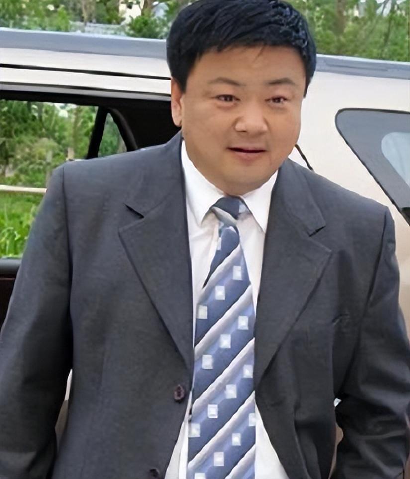 洪剑涛:从校草到喜剧演员,人生如戏的传奇之旅 洪剑涛,这个名字可能对