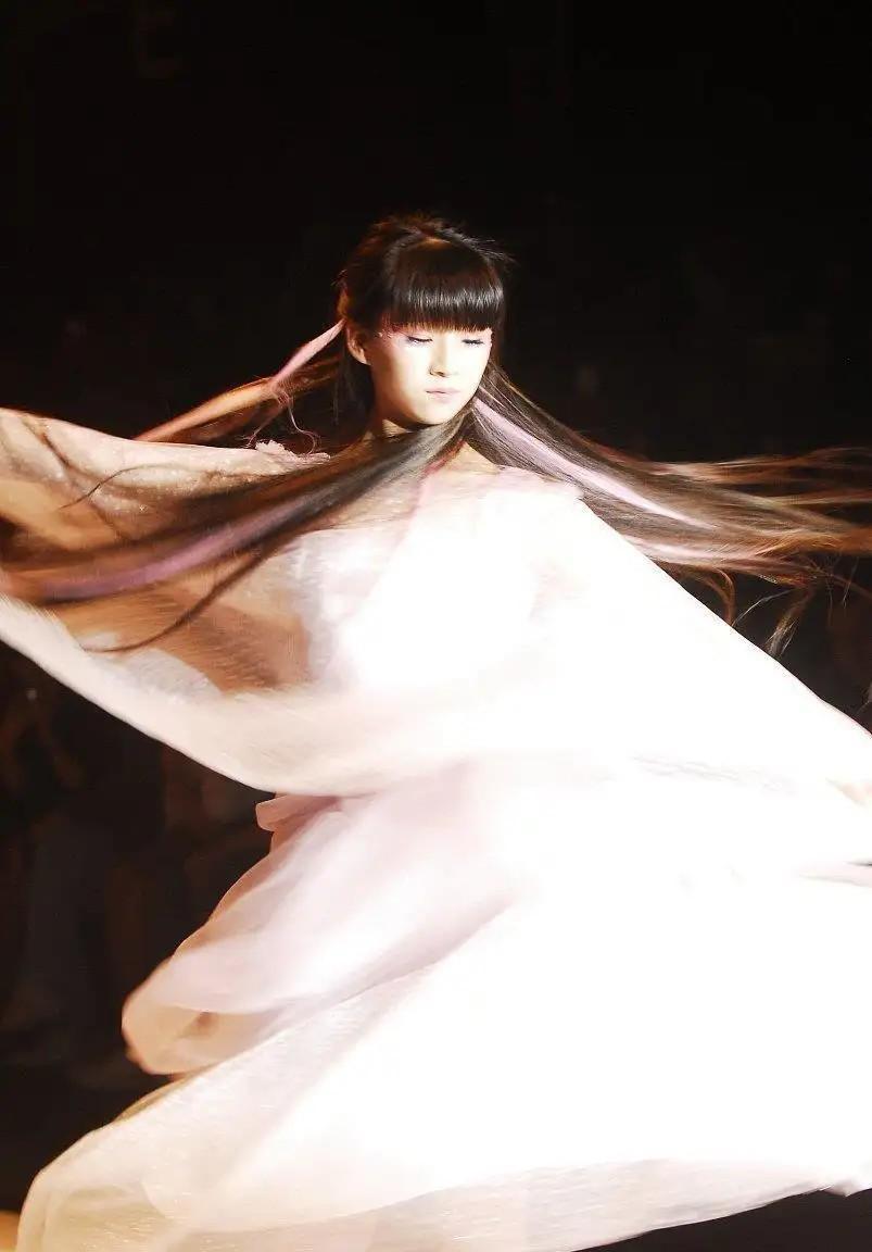 从春晚走红到重新出发 在2014年那个冬天的春晚舞台上,一个名叫小彩旗