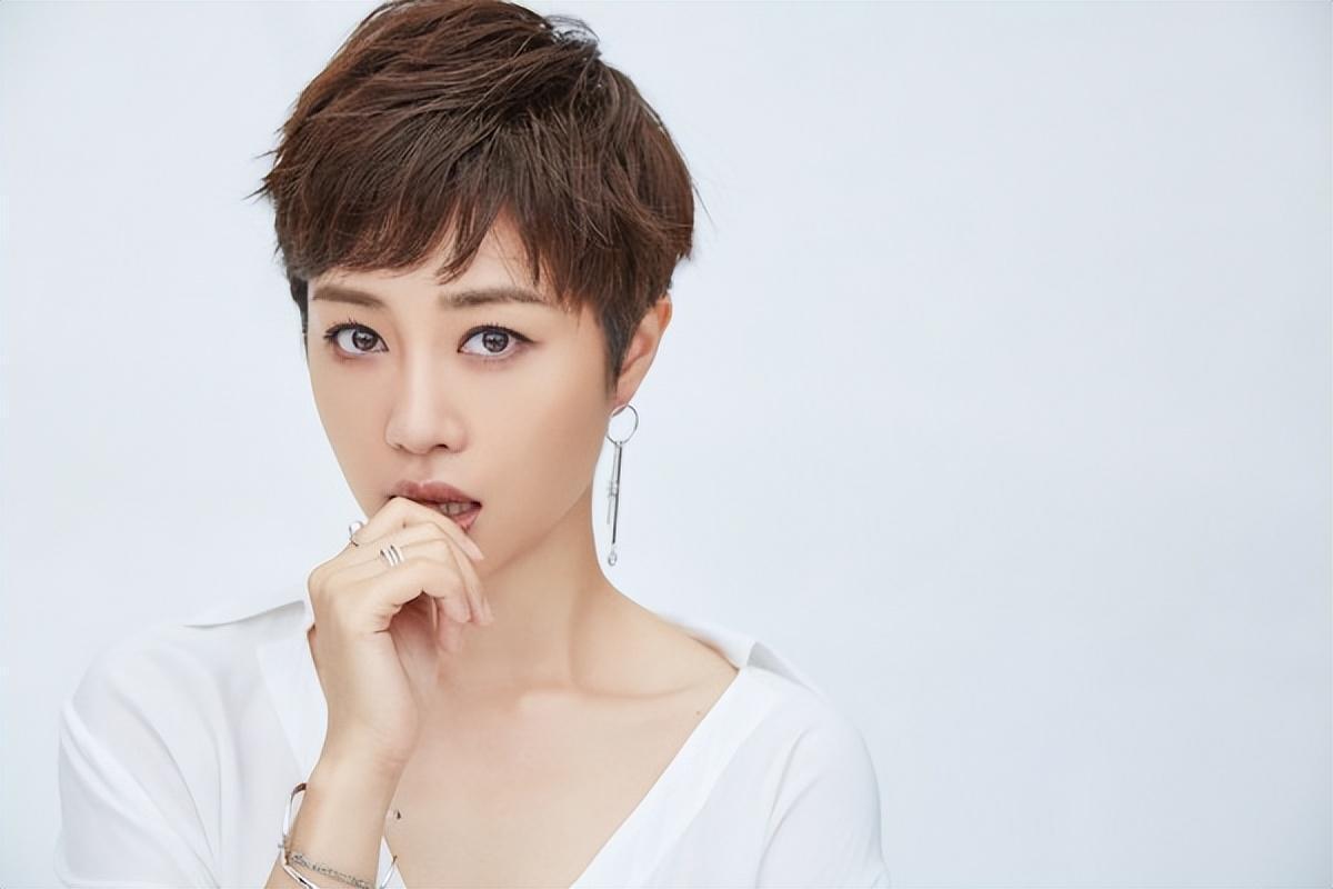 张龄心:19年师生恋 张龄心是演员,曾经是一个坚定的不婚主义者,爱上大