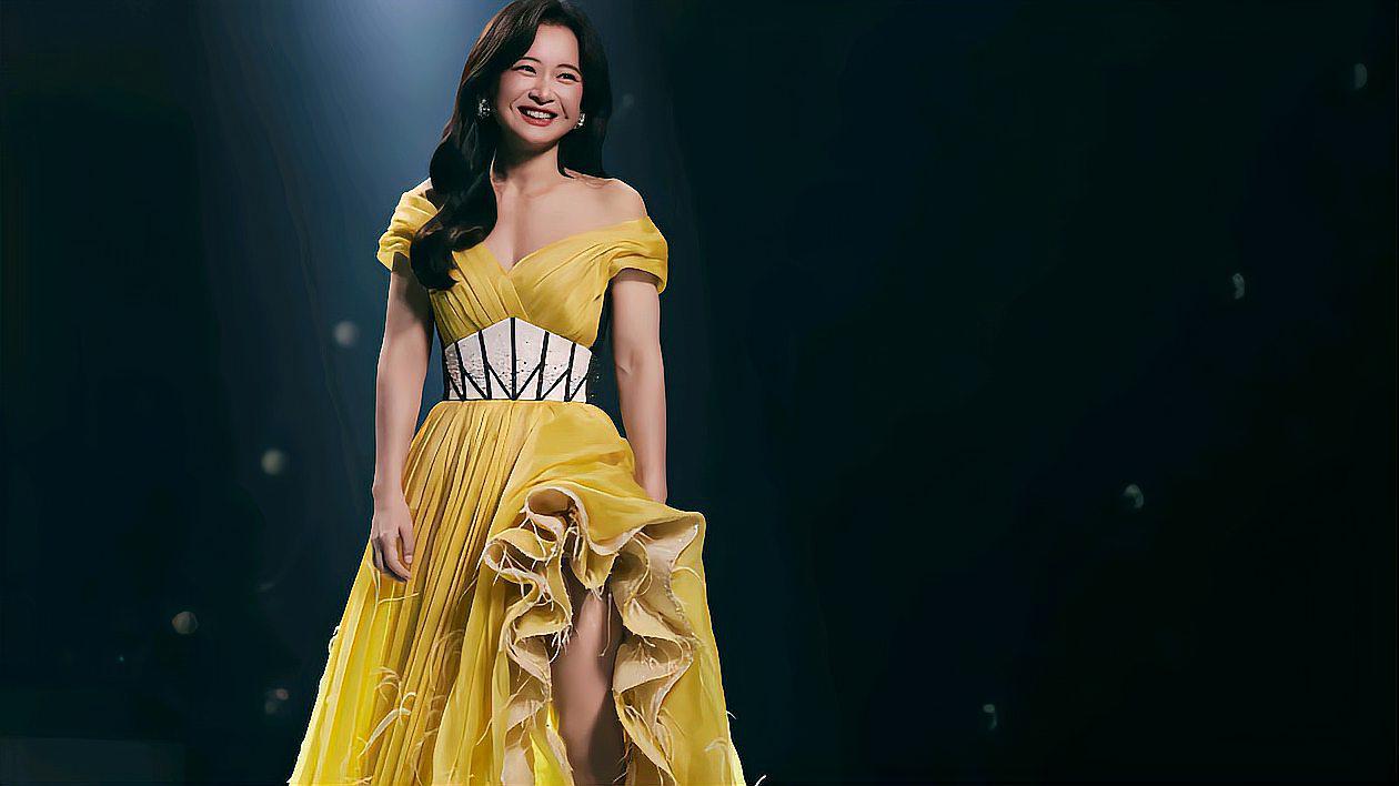 露肩黄色开叉礼服展现完美身材 贾玲瘦身后亮相,大波浪卷发搭配露肩