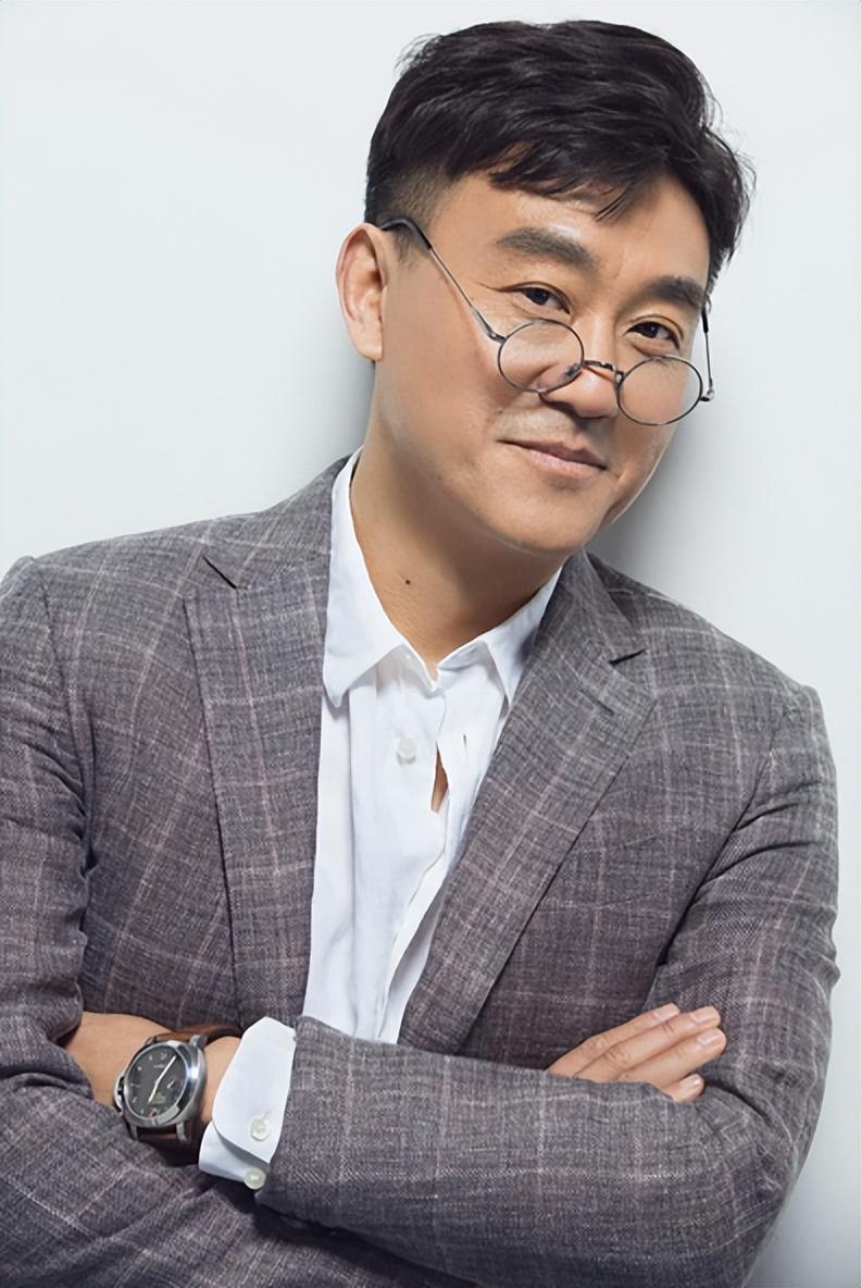 演员何冰凭借出色的演技和多年的努力,成为了家喻户晓的实力派老戏骨