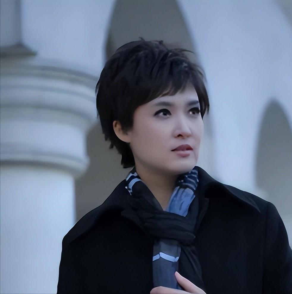 央视主播桑晨:低调中闪耀的主持传奇 在央视的众多主持人中,桑晨无疑