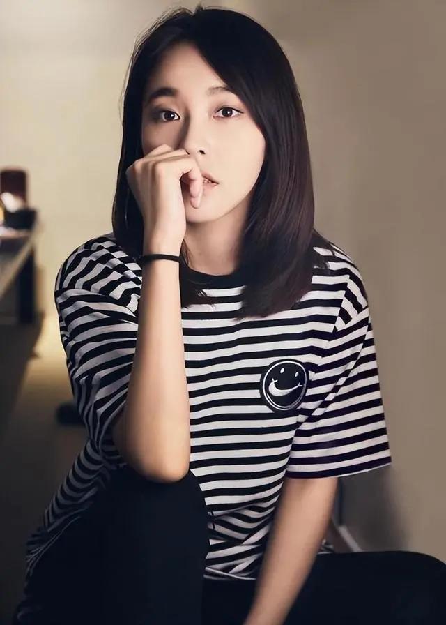 张佳宁身穿朝鲜族服饰宣传家乡 吉林籍女艺人张佳宁身着朝鲜族服装,为