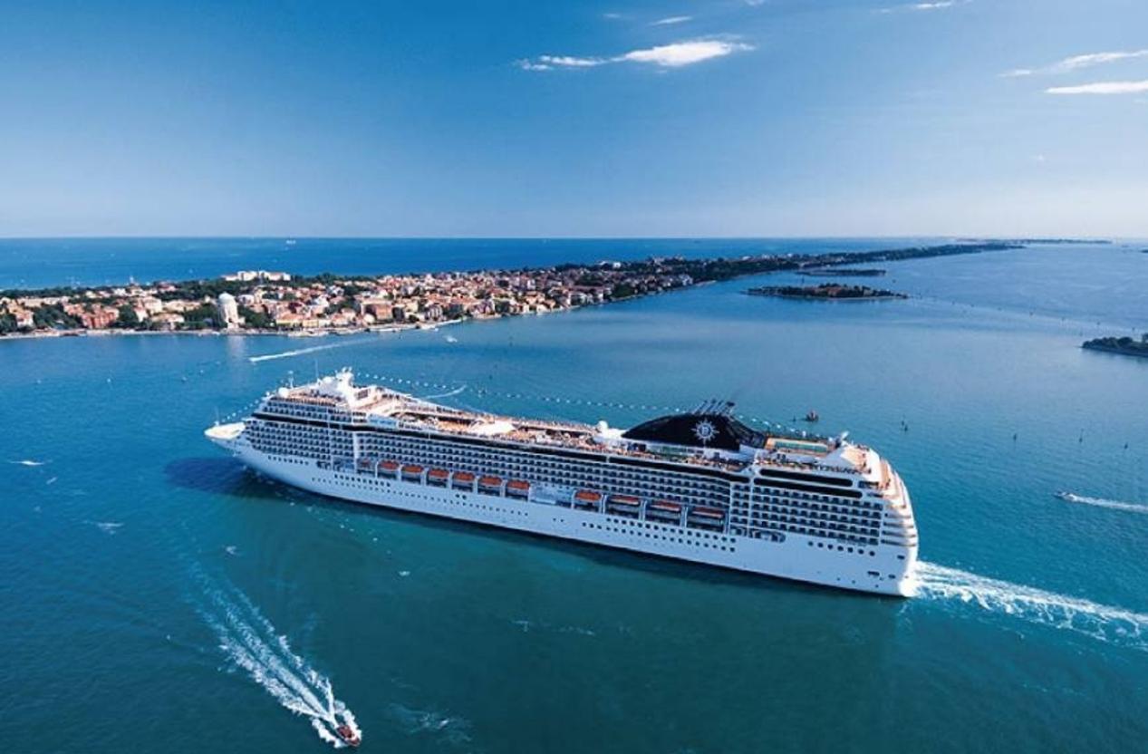 在这艘游轮上,你可以穿越自然和历史的长河,领略到令人惊叹的自然风光