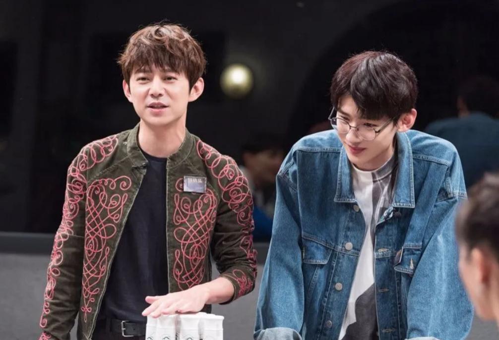 何炅白敬亭擦脸事件:善良为何成热搜焦点?