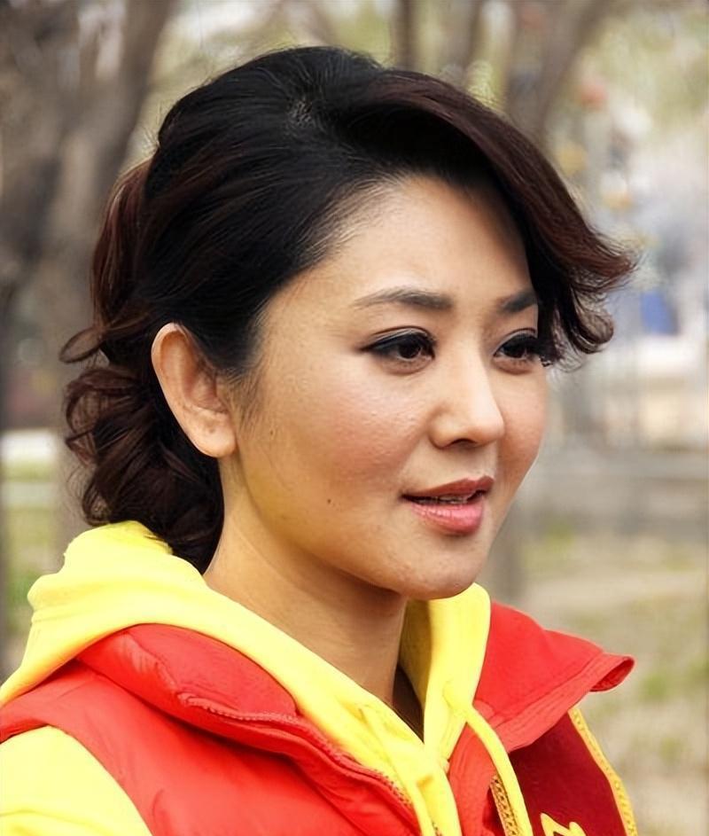 央视前主持人方琼:逆境中绽放的璀璨之花 方琼,这个名字对于很多电视