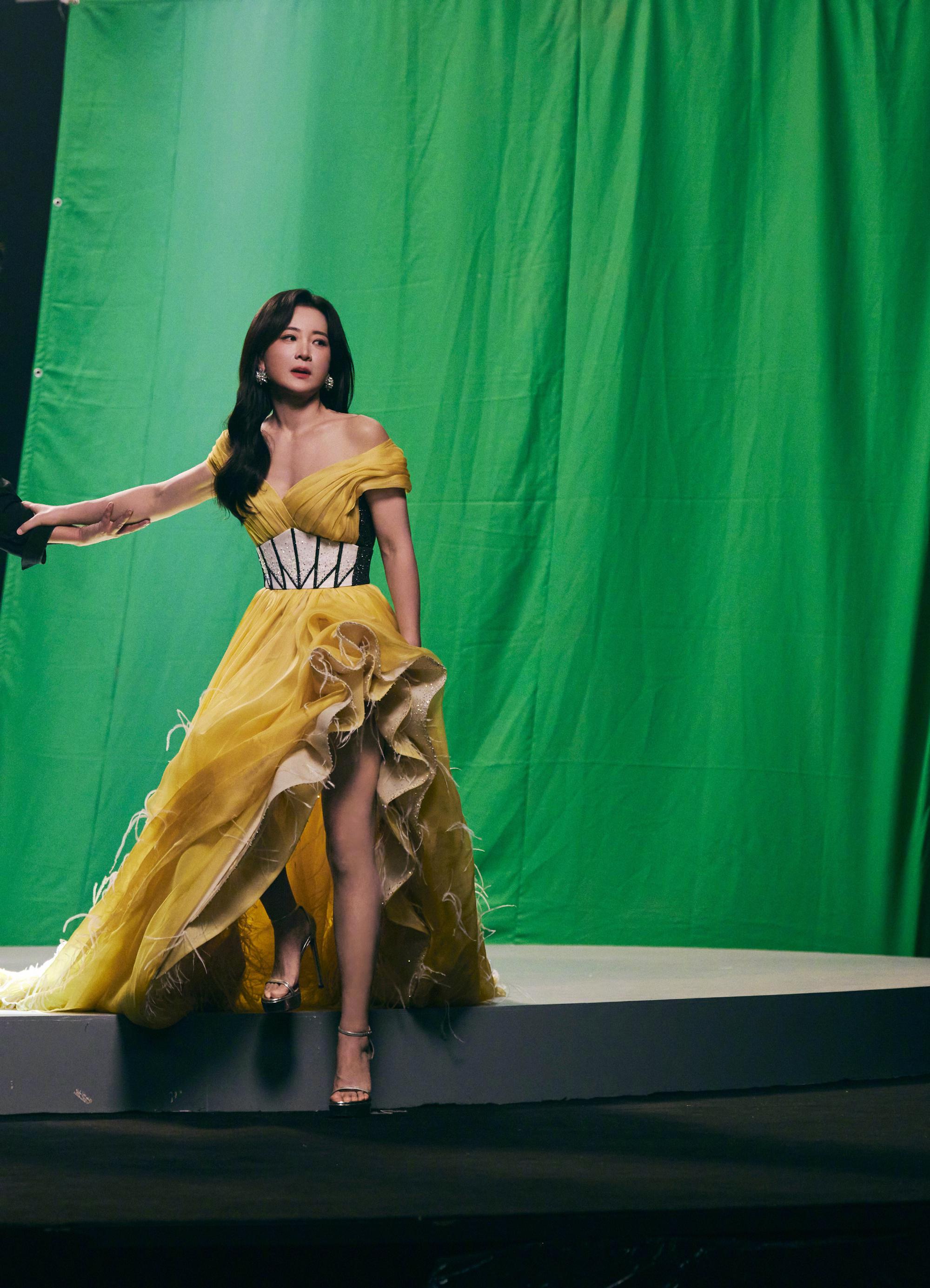 贾玲大波浪造型亮相,展现优雅魅力,令人惊艳 贾玲的大波浪晚礼服造型