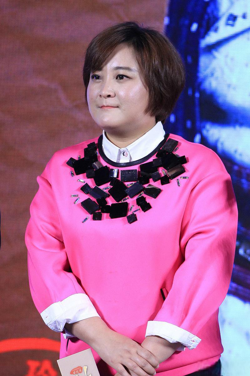 贾玲热辣滚烫逆袭100斤:从肥胖到闪耀的蜕变之路 贾玲,这位深受观众