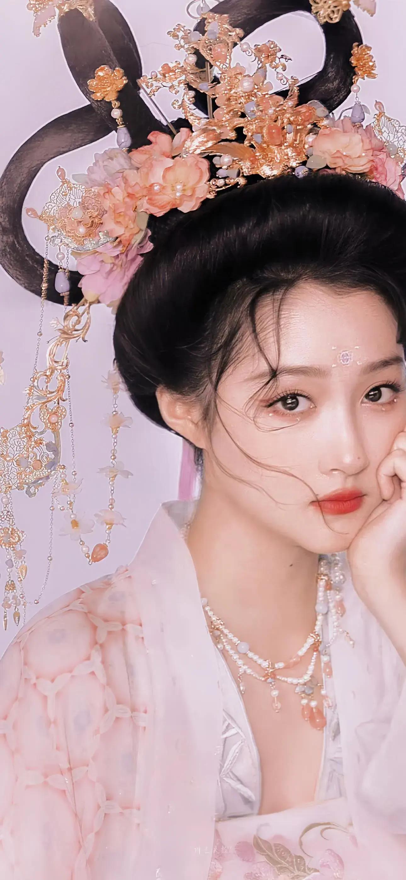 关晓彤古装造型:娱乐圈中的一道亮丽风景线 在娱乐圈这个大舞台上