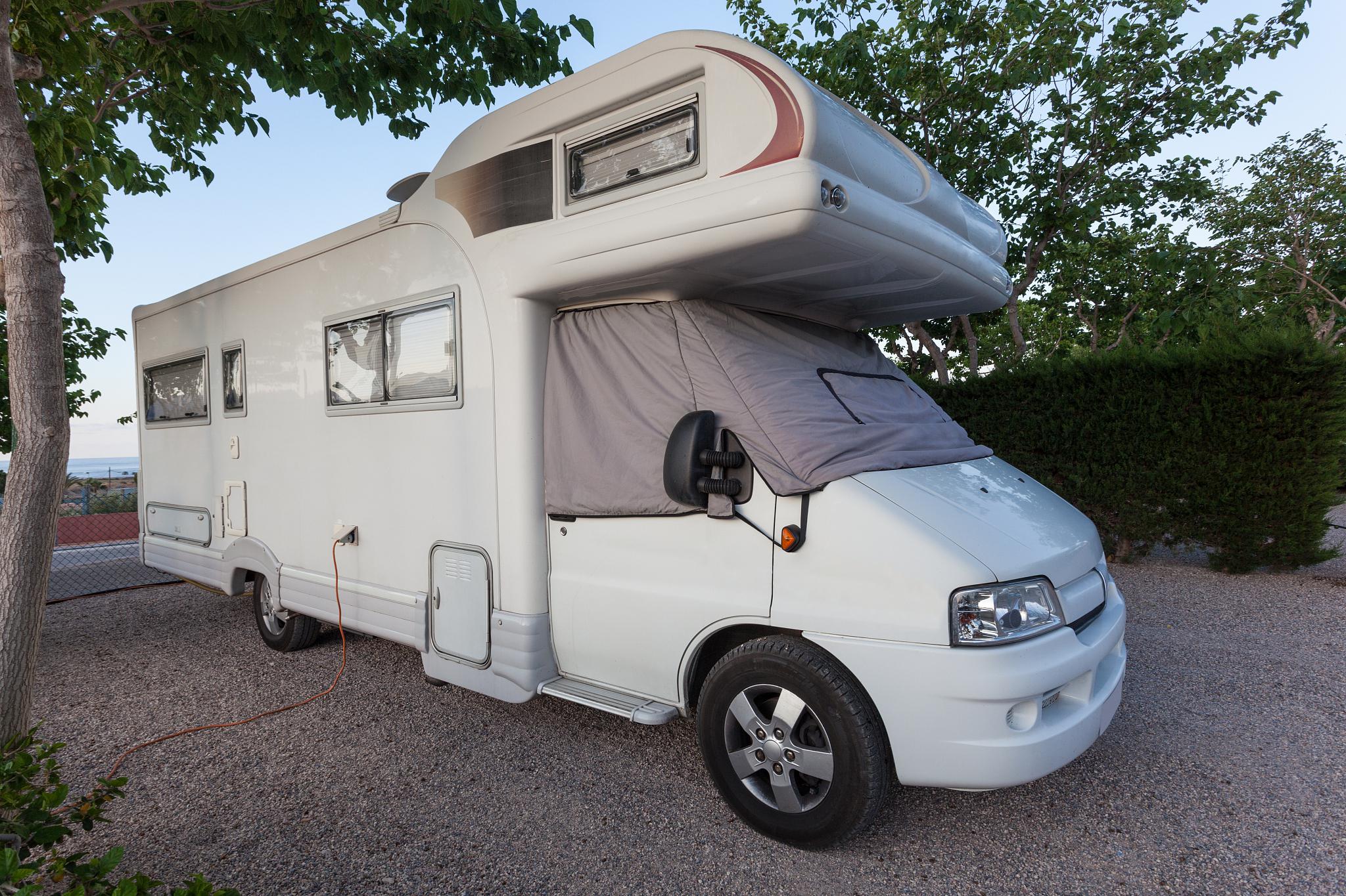 房车博主小末:暴雪中的温暖守护者 湖北暴雪导致多地高速公路陷入严重