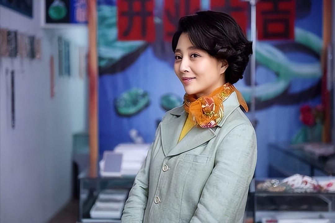 岳红:演艺圈中的冷静观察者 岳红,一个在演艺圈历经风雨的女演员,她的