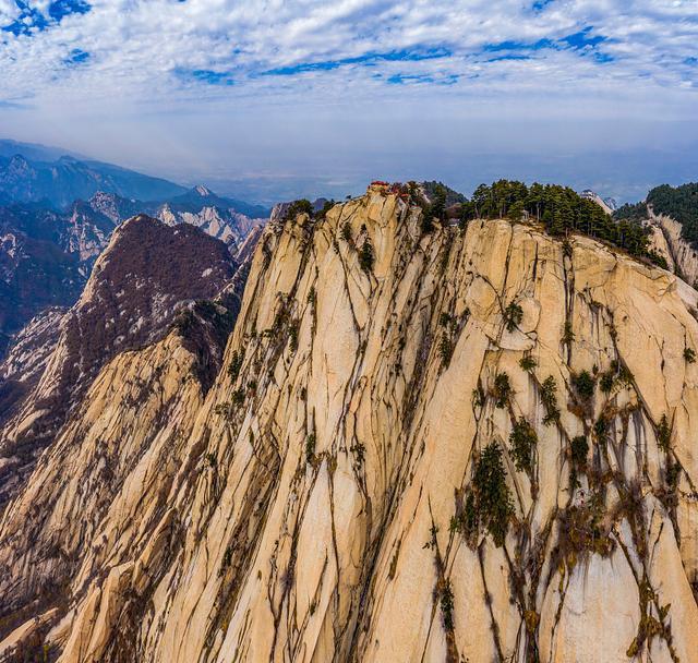 华山,中国的壮美山脉,以其险峻著称.