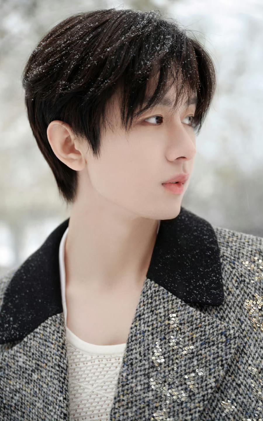 电子哈基米成毅 成毅是标准的奶狗长相,有着跟他这个年纪不符的呆萌感