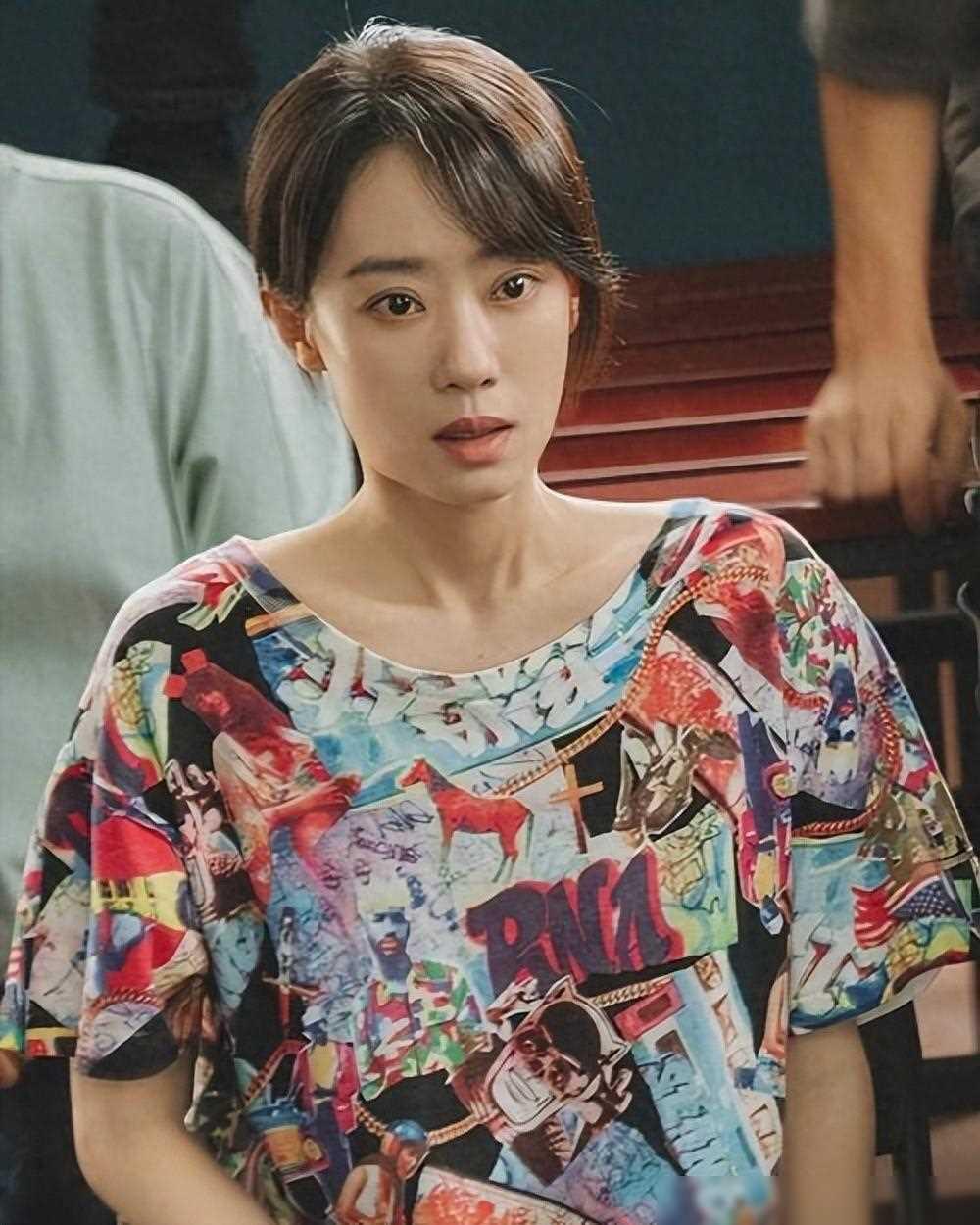 张小斐的处境 张小斐在电影《你好,李焕英》中的出色表现让她一夜之间