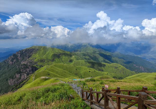 江西武功山:探索神秘旅行路线 江西武功山,位于江西省萍乡和宜春交界