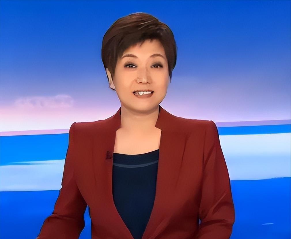 56岁贺红梅:现实新闻女王 贺红梅,中国传媒大学播音专业出身,曾是央视