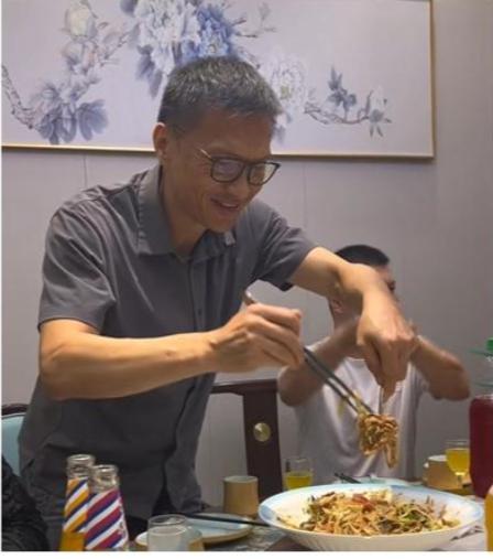 陈锦鸿近况曝光:面容消瘦引健康疑云,与欧阳震华同框成焦点 前些日子